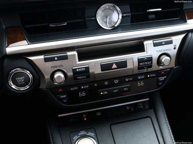 Фото мультимедиа Lexus ES 2016-2017
